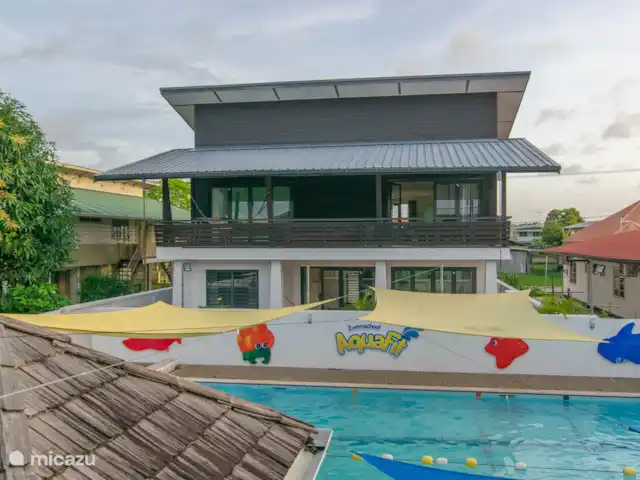 Location de Vacances Suriname, Paramaribo, Paramaribo, appartement - Icare IV toute la maison vue de la maison au bord de la piscine.