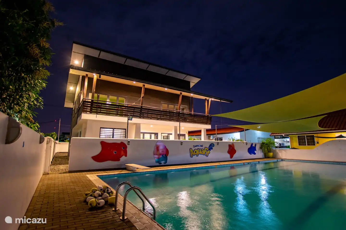 den Hausabend vom Schwimmbad aus gesehen (Schule), den Sie in den freien Stunden nutzen können (gegen Gebühr).