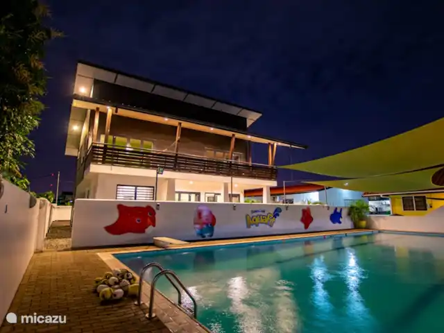 Location de Vacances Suriname, Paramaribo, Paramaribo, appartement - Icare IV le soir de la maison, vu de la piscine (école) que vous pouvez utiliser aux heures libres (payant).