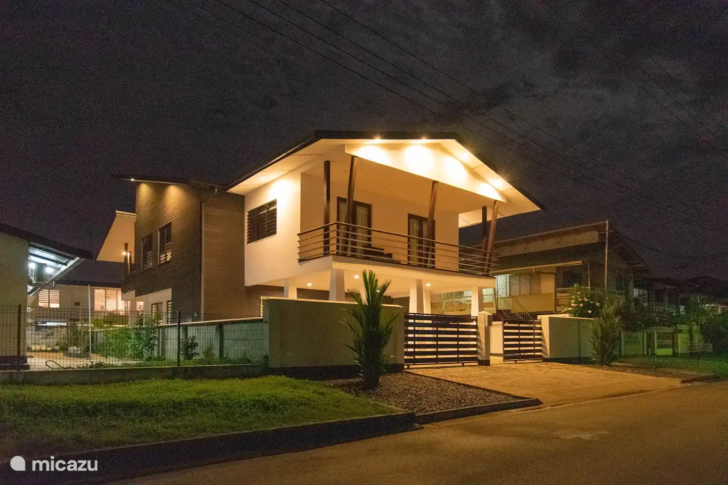 Das Haus am Abend von links. gut beleuchtet.