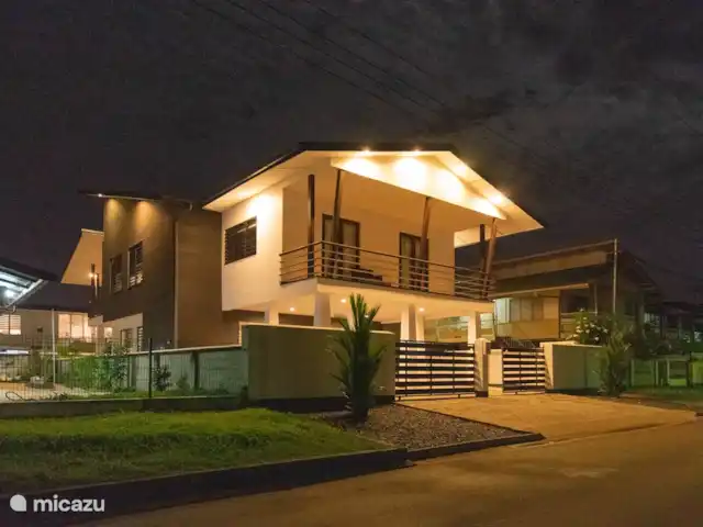 Location de Vacances Suriname, Paramaribo, Paramaribo, appartement - Icare IV La maison le soir à partir de la gauche. bien éclairé.