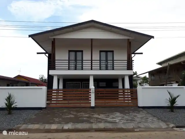Location de Vacances Suriname, Paramaribo, Paramaribo, appartement - Icare IV la maison est fermée par deux portes roulantes, où sous la maison il y a de la place pour une voiture (de location).