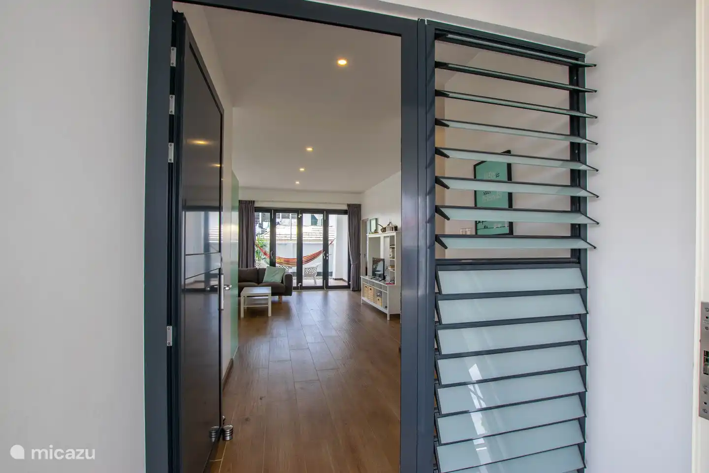 Der Eingang hat eine geschlossene Tür und Milchglas daneben also keine Aussicht!