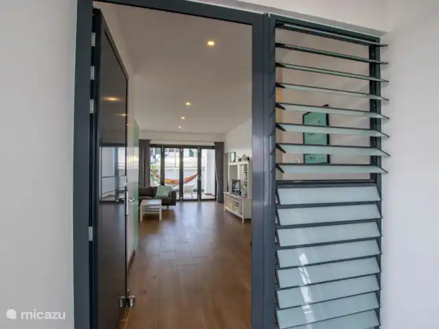 Location de Vacances Suriname, Paramaribo, Paramaribo, appartement - Icare IV L'entrée a une porte fermée et du verre dépoli à côté, donc pas d'intimité !