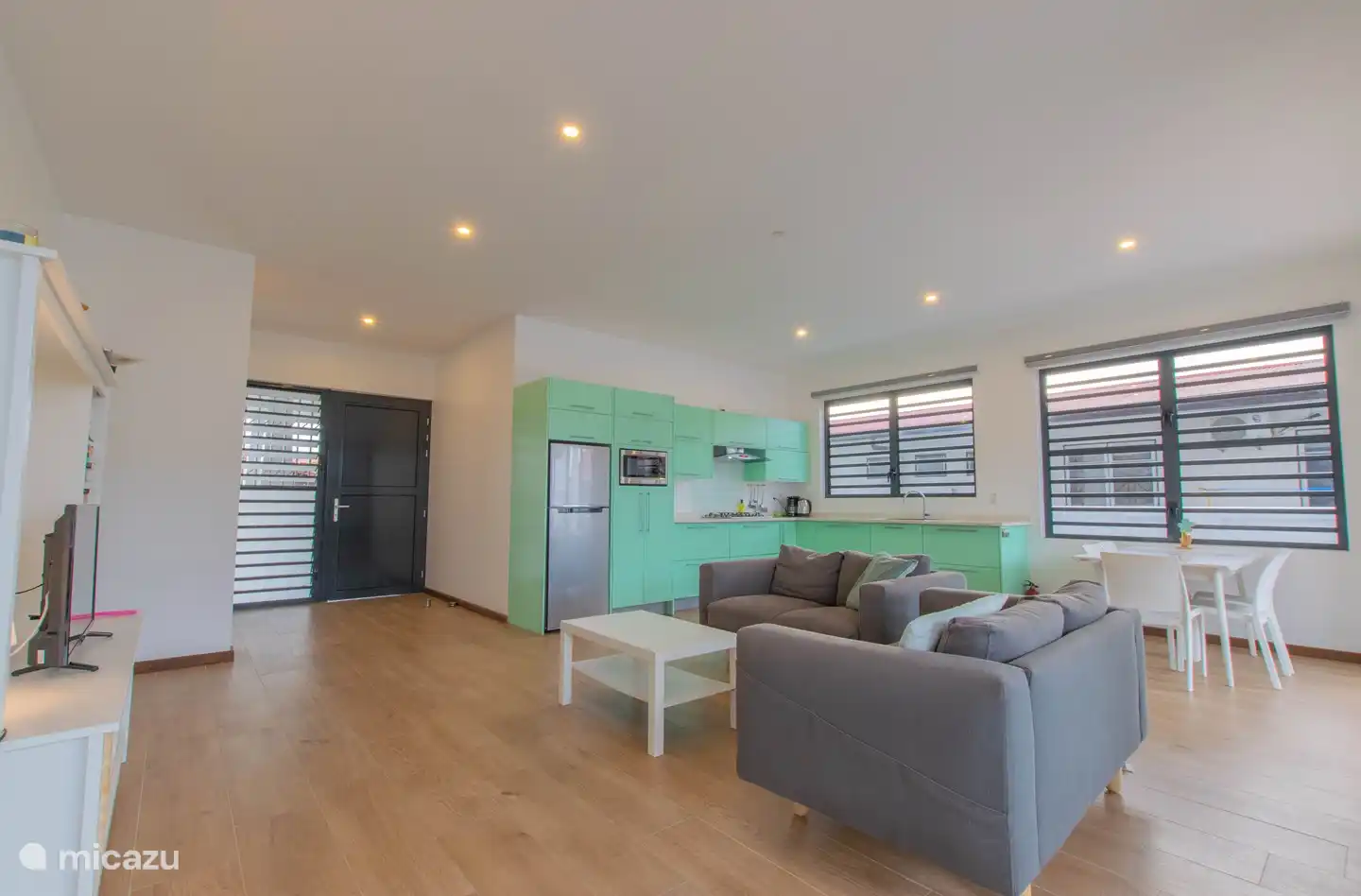 Hier das Wohnzimmer mit offener Küche