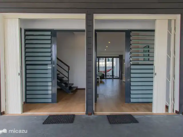 Location de Vacances Suriname, Paramaribo, Paramaribo, appartement - Icare IV Les deux entrées séparées pour l'appartement du bas et l'appartement du haut. sécurisé par des portes roulantes en fer