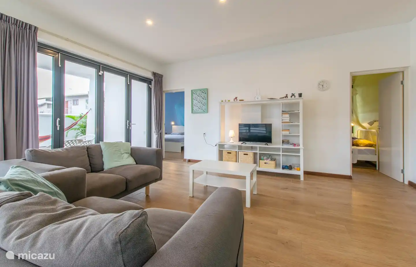 Beide Schlafzimmer grenzen an das Wohnzimmer