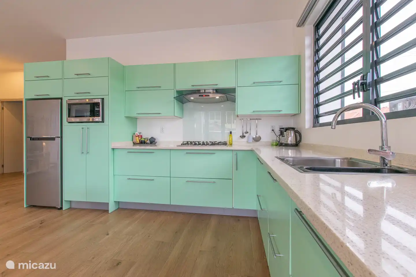 Die geräumige Küche mit viel Ausstattung und Stauraum.