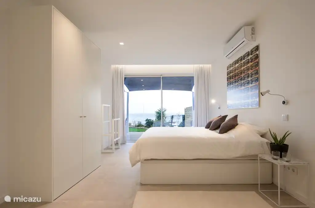 Große vordere Schlafzimmer mit begehbarem Kleiderschrank und Bad mit Dusche, Waschbecken, WC und Bidet.