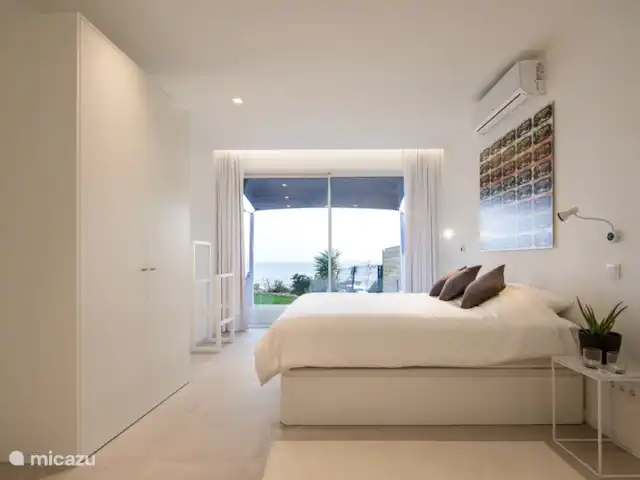 Location de Vacances Portugal, Algarve, Albufeira, appartement - Albufeira, Plage dos Aveiros 75 Grande chambre à l'avant avec placard et salle de bain avec douche, lavabo, toilette et bidet.