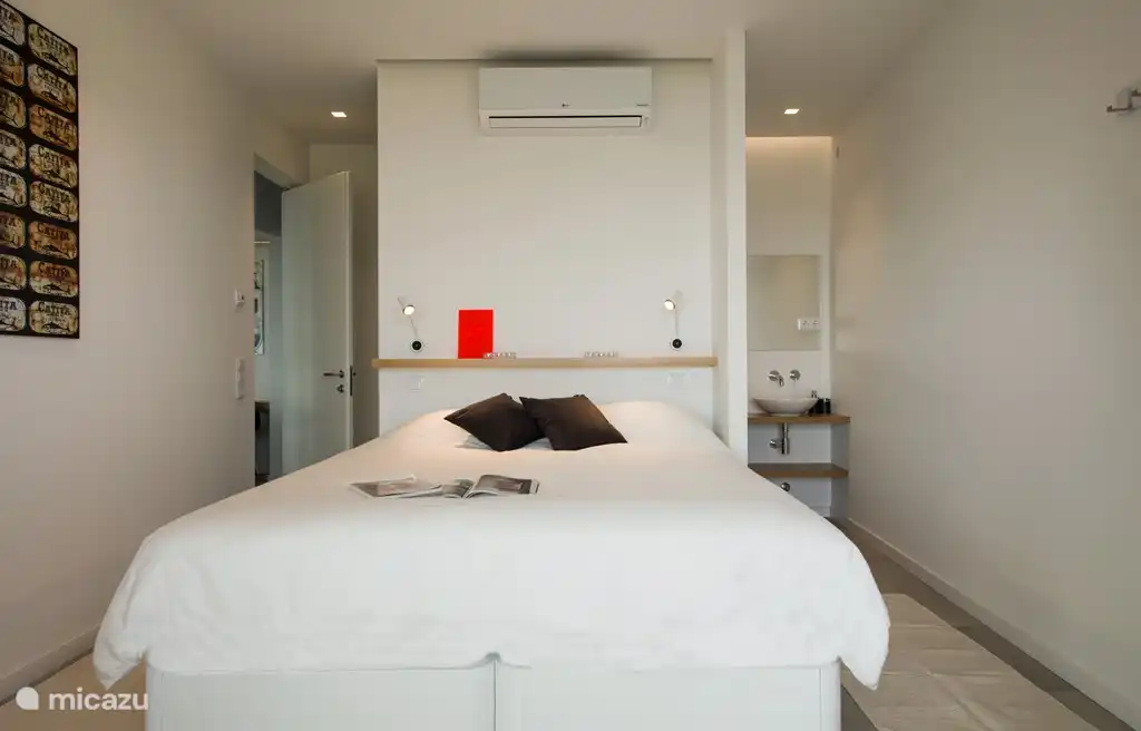 Kleiner vorderer Schlafzimmer mit Garderobe, Dusche, WC und Waschbecken