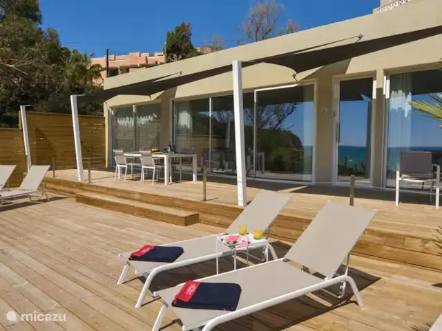 Location de Vacances Portugal, Algarve, Albufeira, appartement - Albufeira, Plage dos Aveiros 75 Terrasse en bois avec transats et table à manger six places