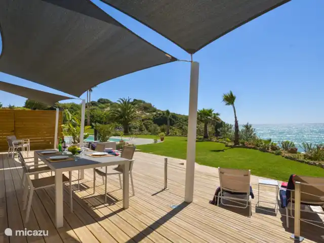 Location de Vacances Portugal, Algarve, Albufeira, appartement - Albufeira, Plage dos Aveiros 75 Terrasse en bois avec des nuances et une vue fantastique sur l'océan.