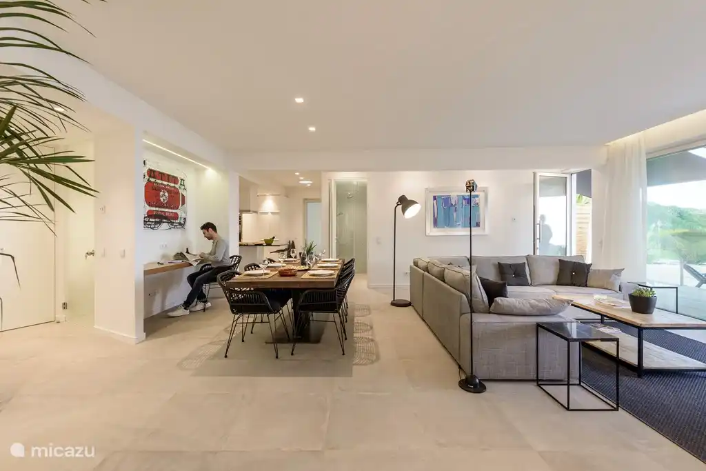 Wohnzimmer mit Essbereich und Internetecke