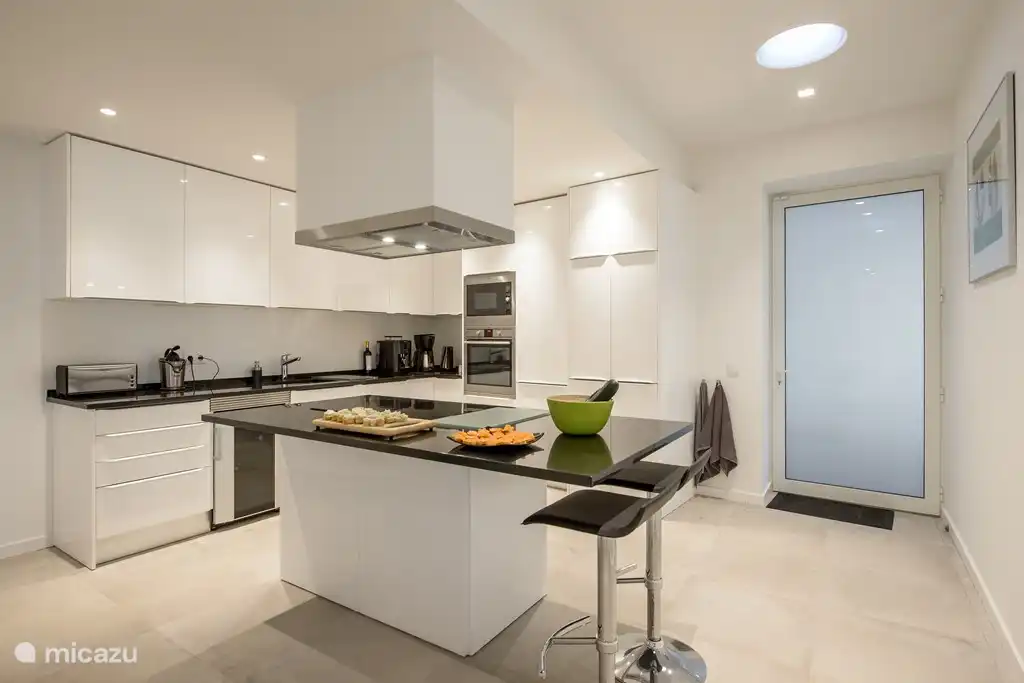 Sehr gut ausgestattete Küche mit Granit und viel Stauraum