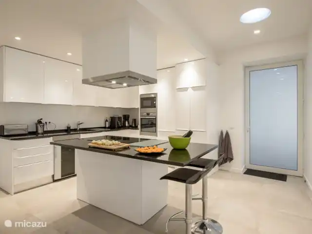 Location de Vacances Portugal, Algarve, Albufeira, appartement - Albufeira, Plage dos Aveiros 75 Cuisine entièrement équipée avec plans de travail en granit et grand espace de rangement
