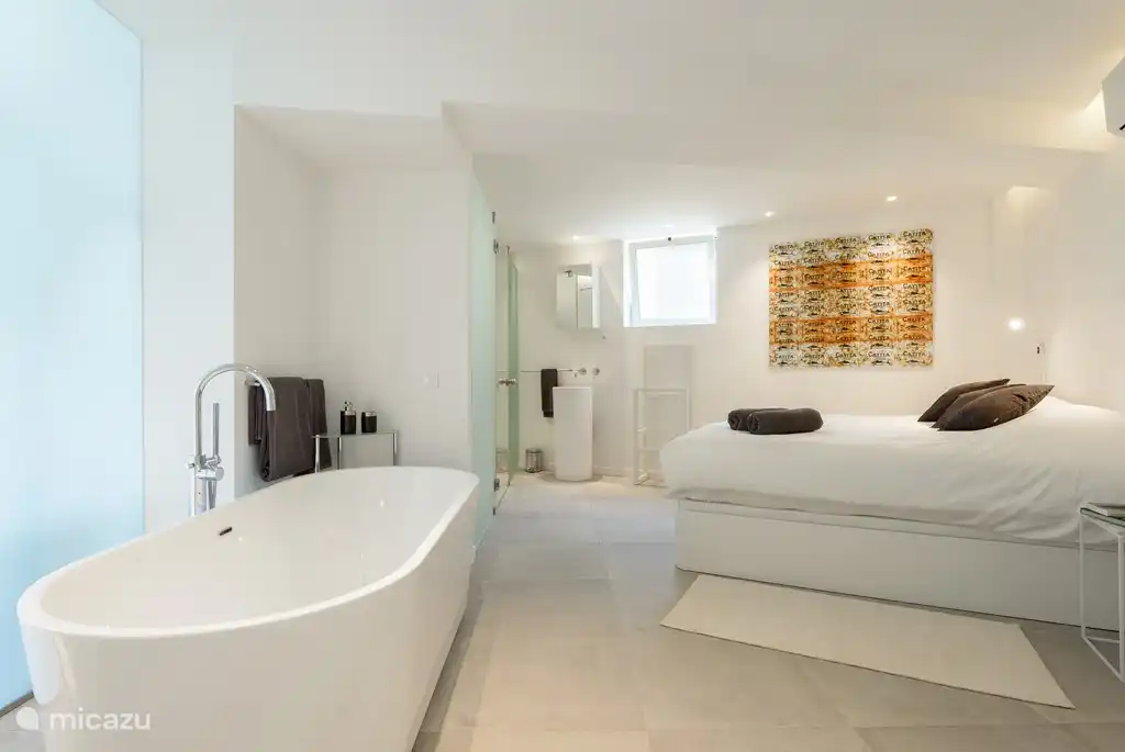 Geräumige hintere Schlafzimmer mit begehbarem Kleiderschrank, Bad, Dusche, WC und Waschbecken