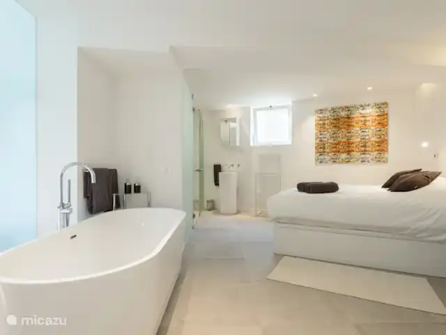 Location de Vacances Portugal, Algarve, Albufeira, appartement - Albufeira, Plage dos Aveiros 75 Chambre spacieuse à l'arrière avec espace de rangement, baignoire, douche, WC et lavabo