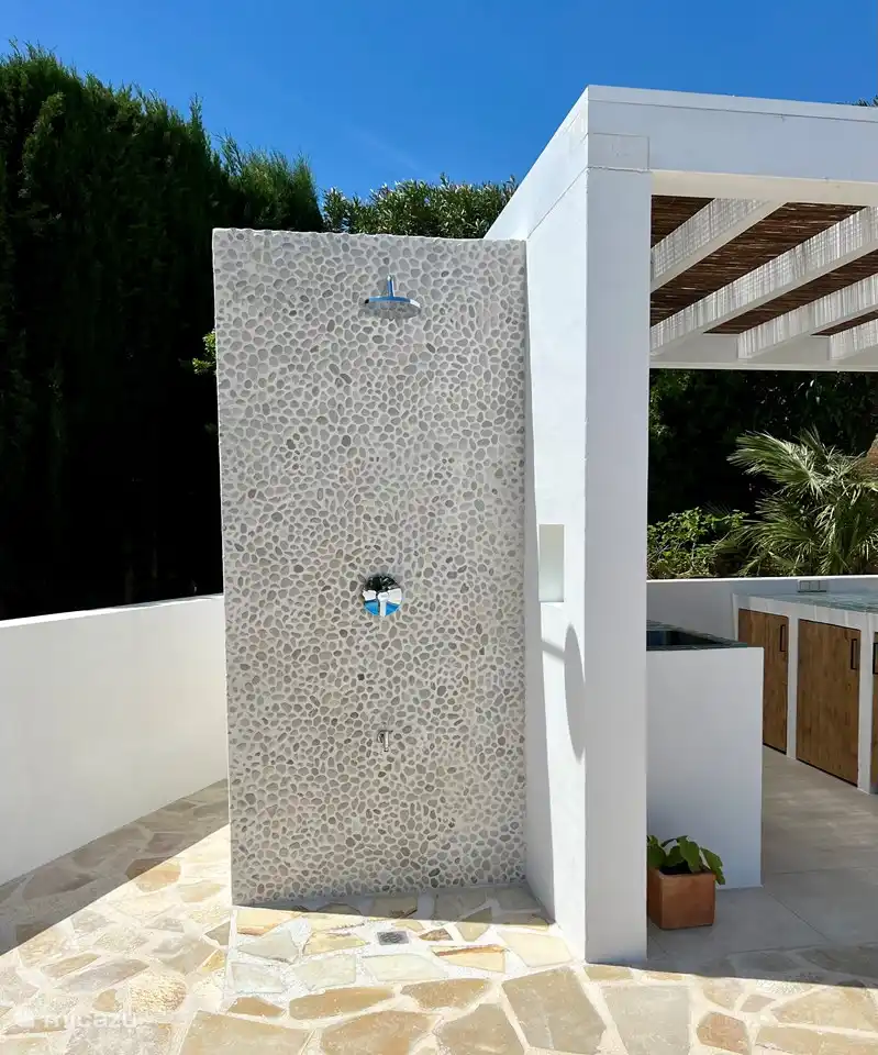 Merveilleuse douche extérieure avec eau chaude