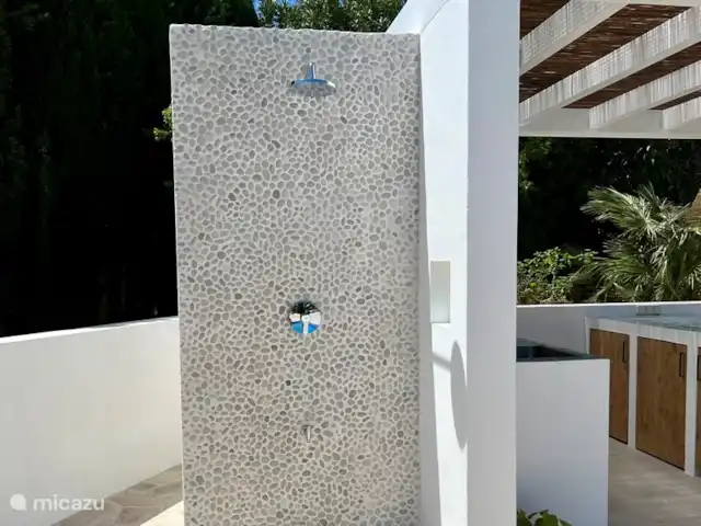 Casa Soñar La Fustera Benissa en España, Costa Blanca, Benissa - villa Maravillosa ducha exterior con agua caliente.