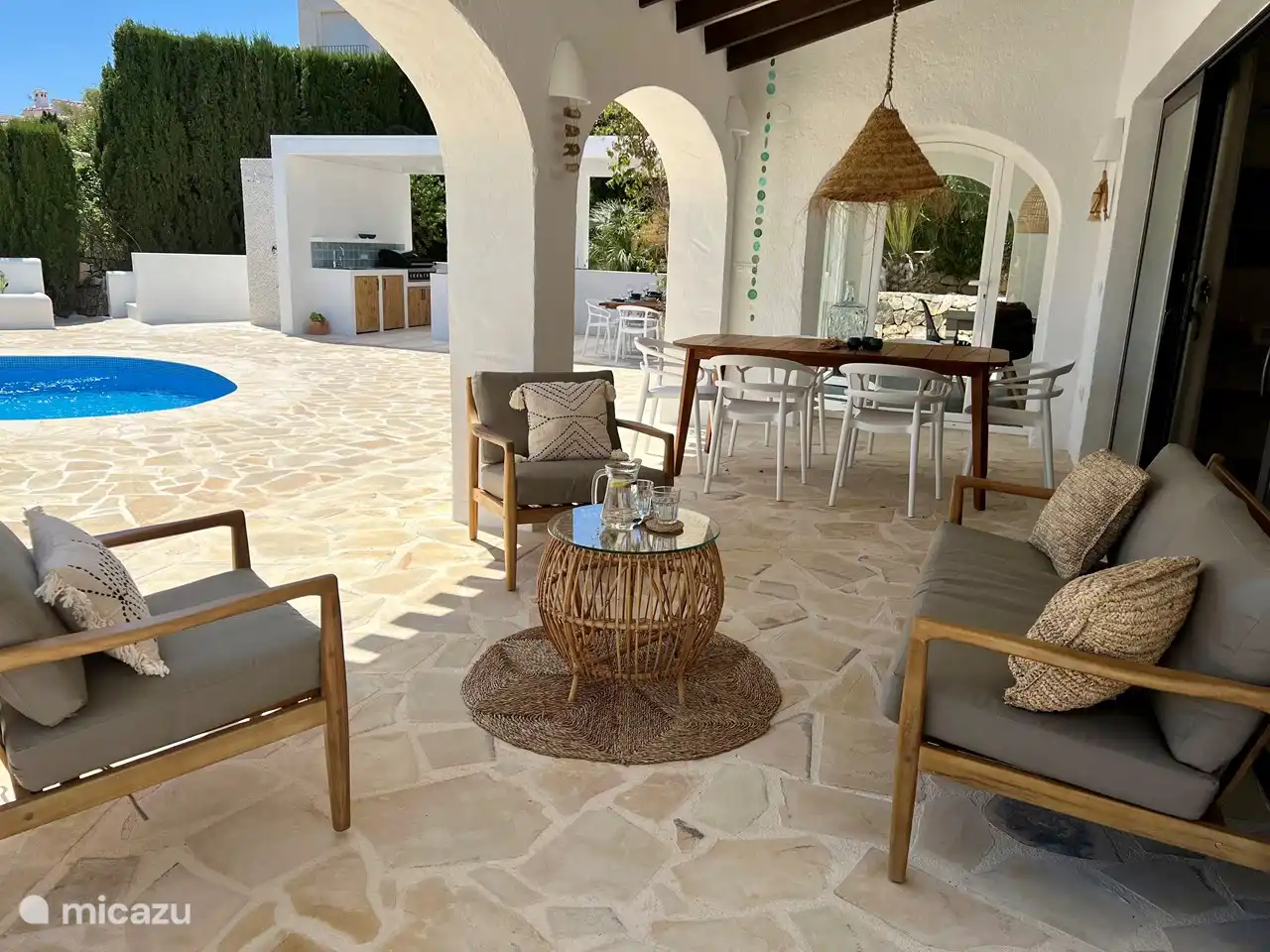 Belle vue sur terrasse et piscine