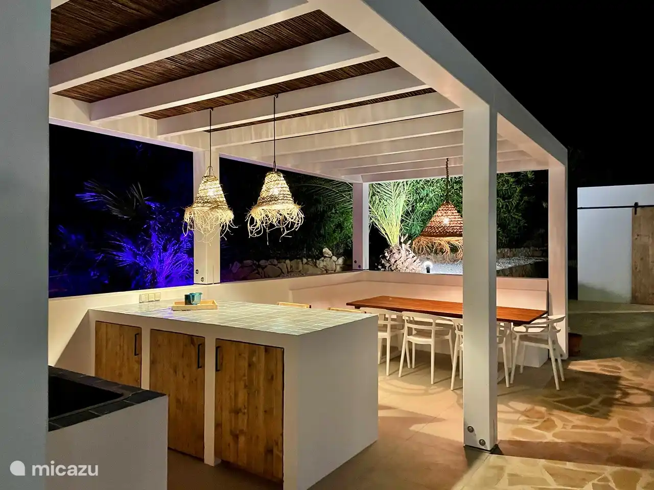 Éclairage confortable dans la cuisine extérieure, le jardin et la terrasse