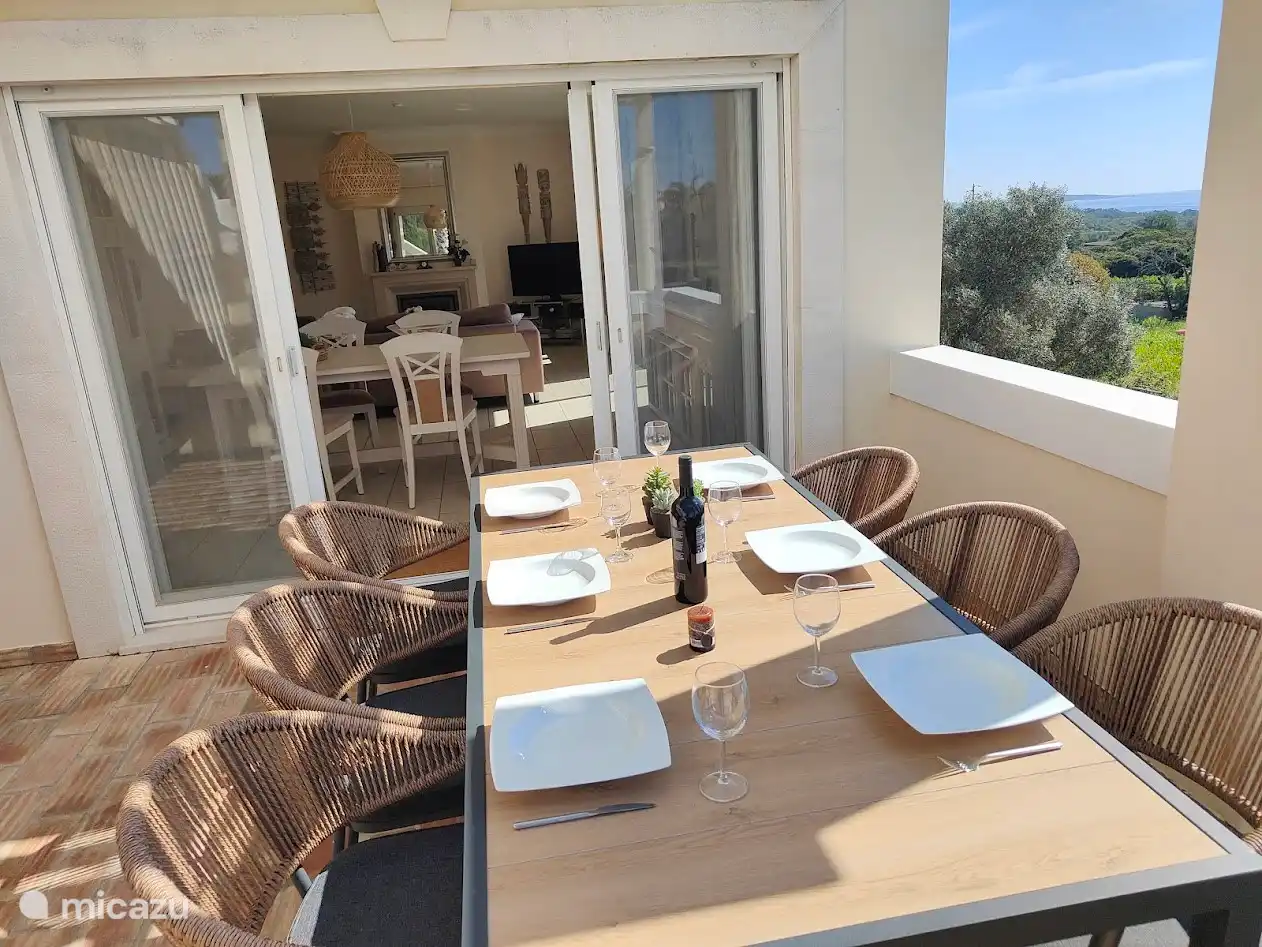 notre nouvelle terrasse avec pergola plus table et 6 chaises