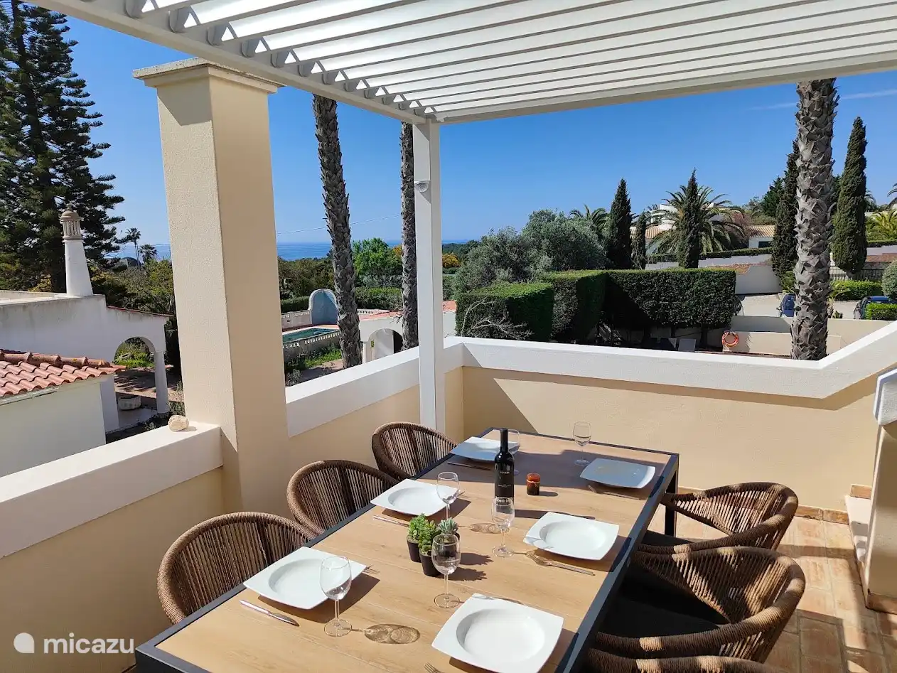 Terraza inferior con pérgola vistas al mar
