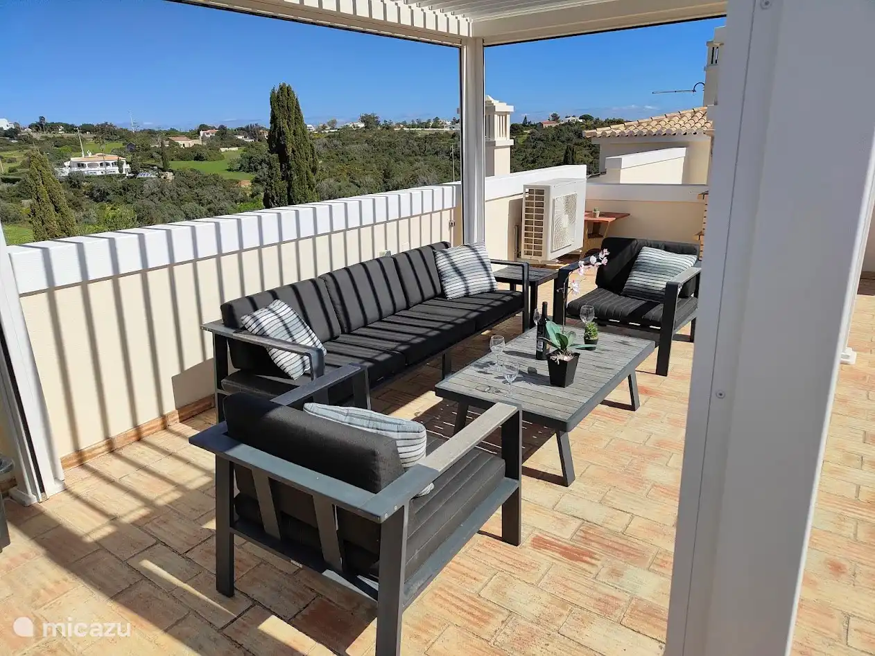 Terrasse sur le toit avec ensemble salon