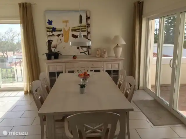 Maison Catherine | Portugal, Algarve, Carvoeiro - appartement Salon avec table à manger et vue mer