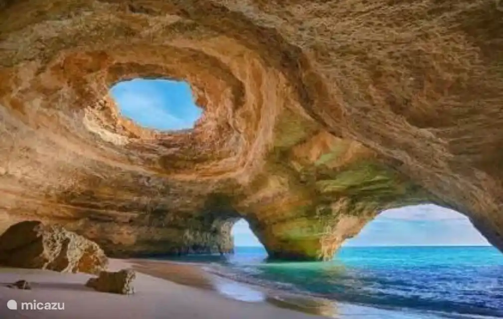 Plage cachée sous sept ponts