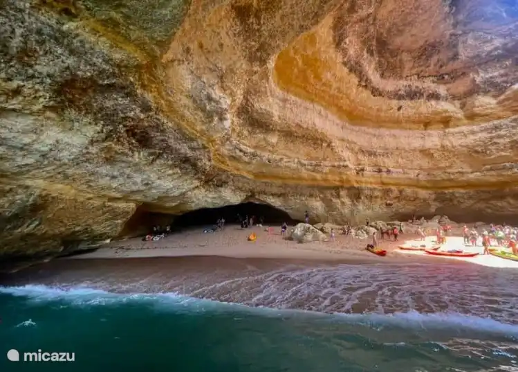 Plage cachée sous les sept ponts