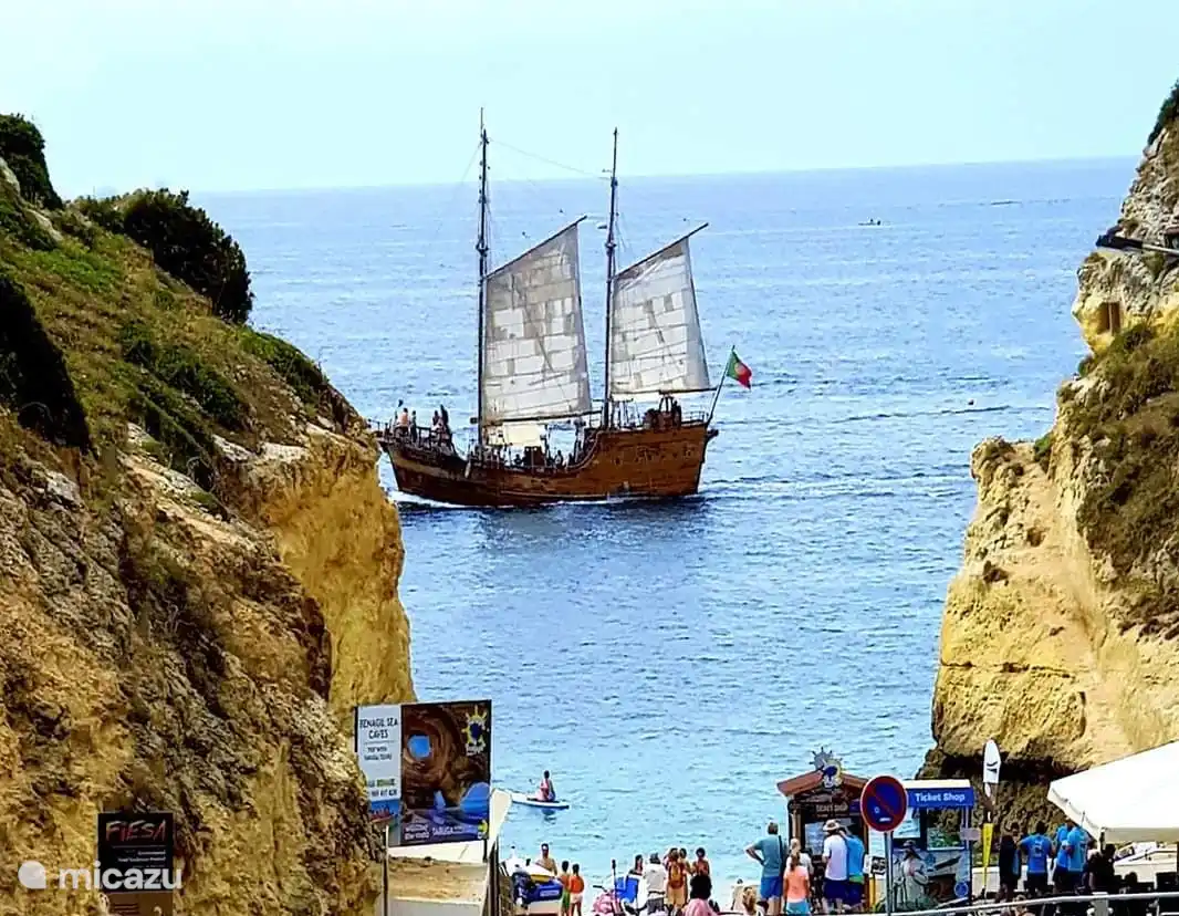 Bateau pirate sur la plage