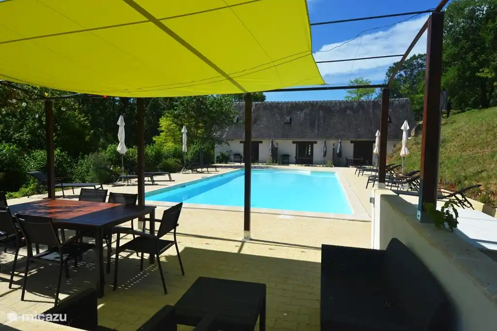 Pergola for those who seek the shadow