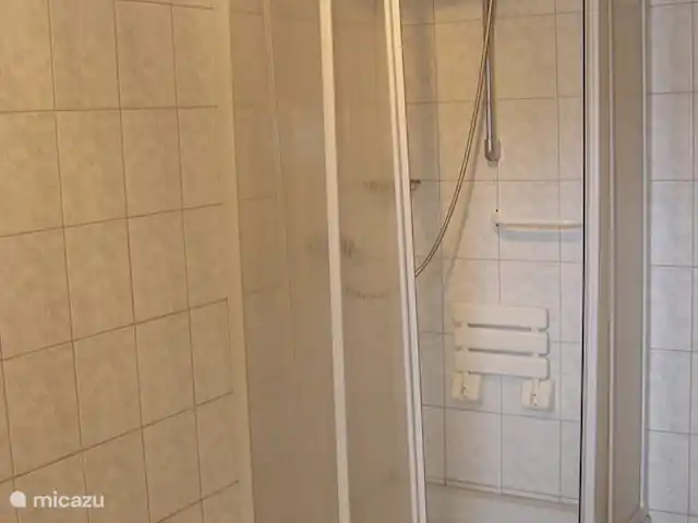 Location de Vacances Allemagne, Eifel, Lasel, maison de vacances - Maison de vacances Eifel. Nimsdal. Salle de bain partie 1.
Douche.