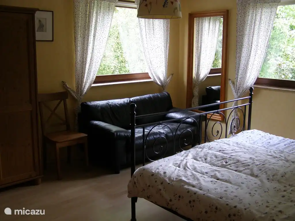 Großes Schlafzimmer (19m2) Teil 2. Sitzecke. Es gibt auch 2 große Wäscheschränke.