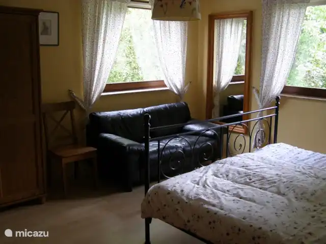 Location de Vacances Allemagne, Eifel, Lasel, maison de vacances - Maison de vacances Eifel. Nimsdal. Grande chambre (19m2) partie 2.
salon.
Il y a aussi 2 grandes armoires à linge.