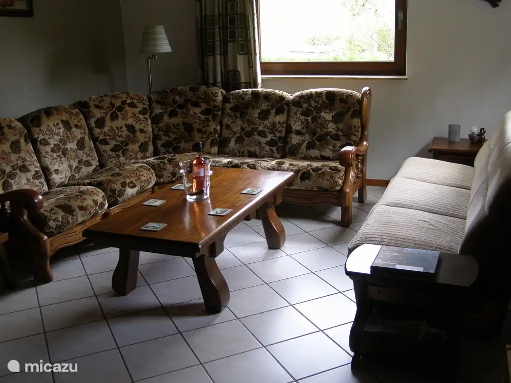 Wohnzimmer (24m) Teil 2. Sitzecke für 6 Personen und ein ausklappbares Sofa (110x180cm) für die Übernachtung einer 4. Person.