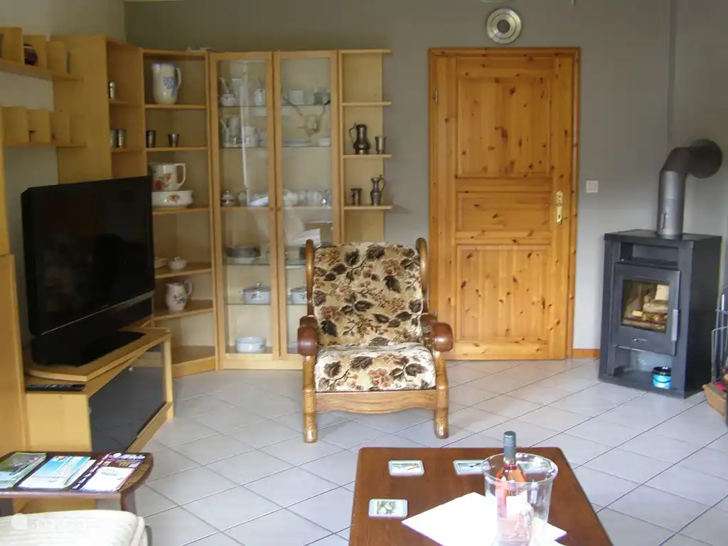 Wohnzimmer (24m2) Teil 2. Sessel. Houtkachel.Tv mit niederländischen Kanälen.