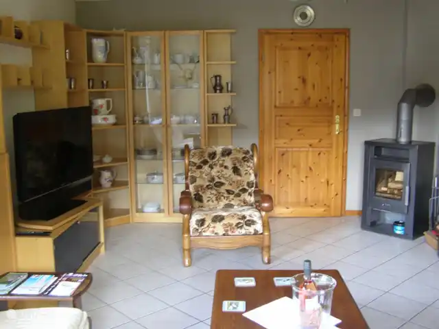 Location de Vacances Allemagne, Eifel, Lasel, maison de vacances - Maison de vacances Eifel. Nimsdal. Séjour (24m2) partie 2.
Fauteuil. Poêle à bois TV avec chaînes néerlandaises.