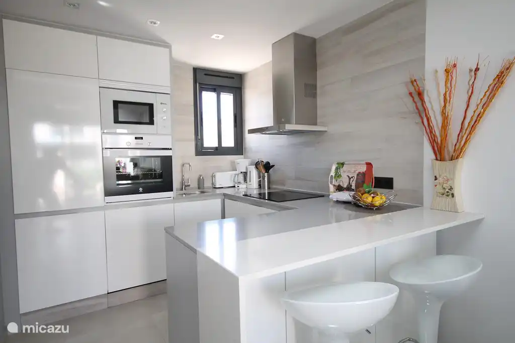 Volledig uitgeruste keuken.