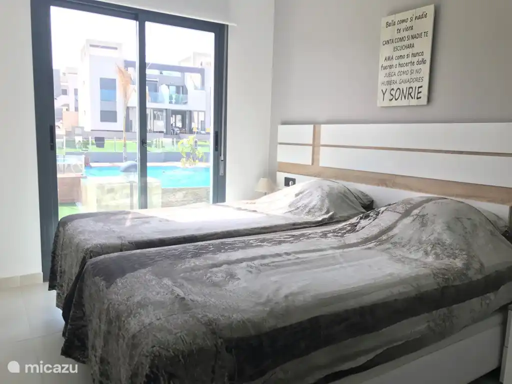 Slaapkamer met zicht op het zwembad.