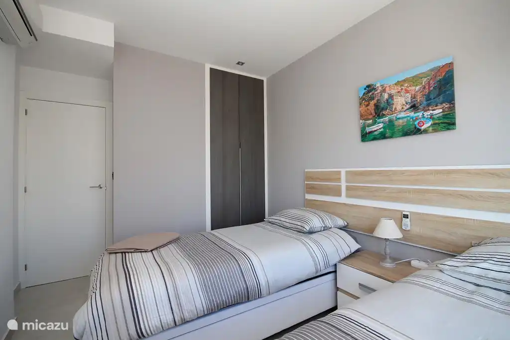 2e slaapkamer met kledingkast