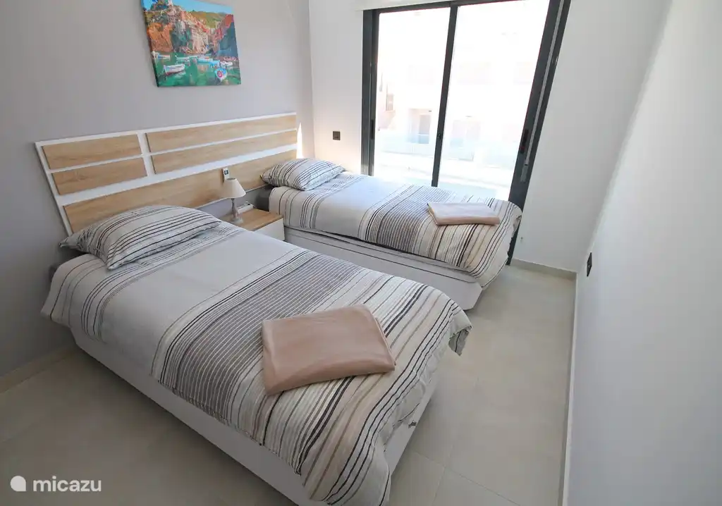 2e slaapkamer met kledingkast en airconditioning/verwarming.