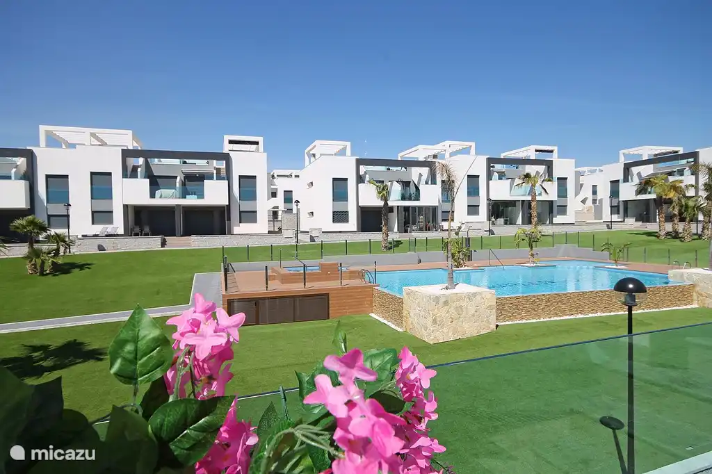 Uitzicht vanaf balkon.