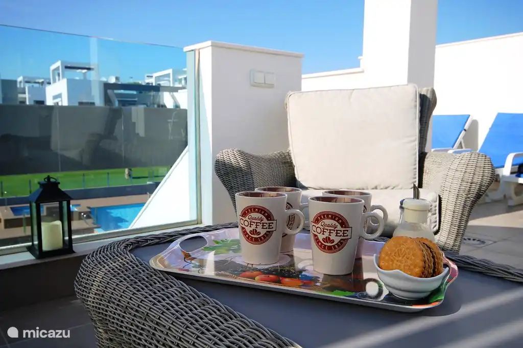 Loungeset met uitzicht op tuin en zwembad