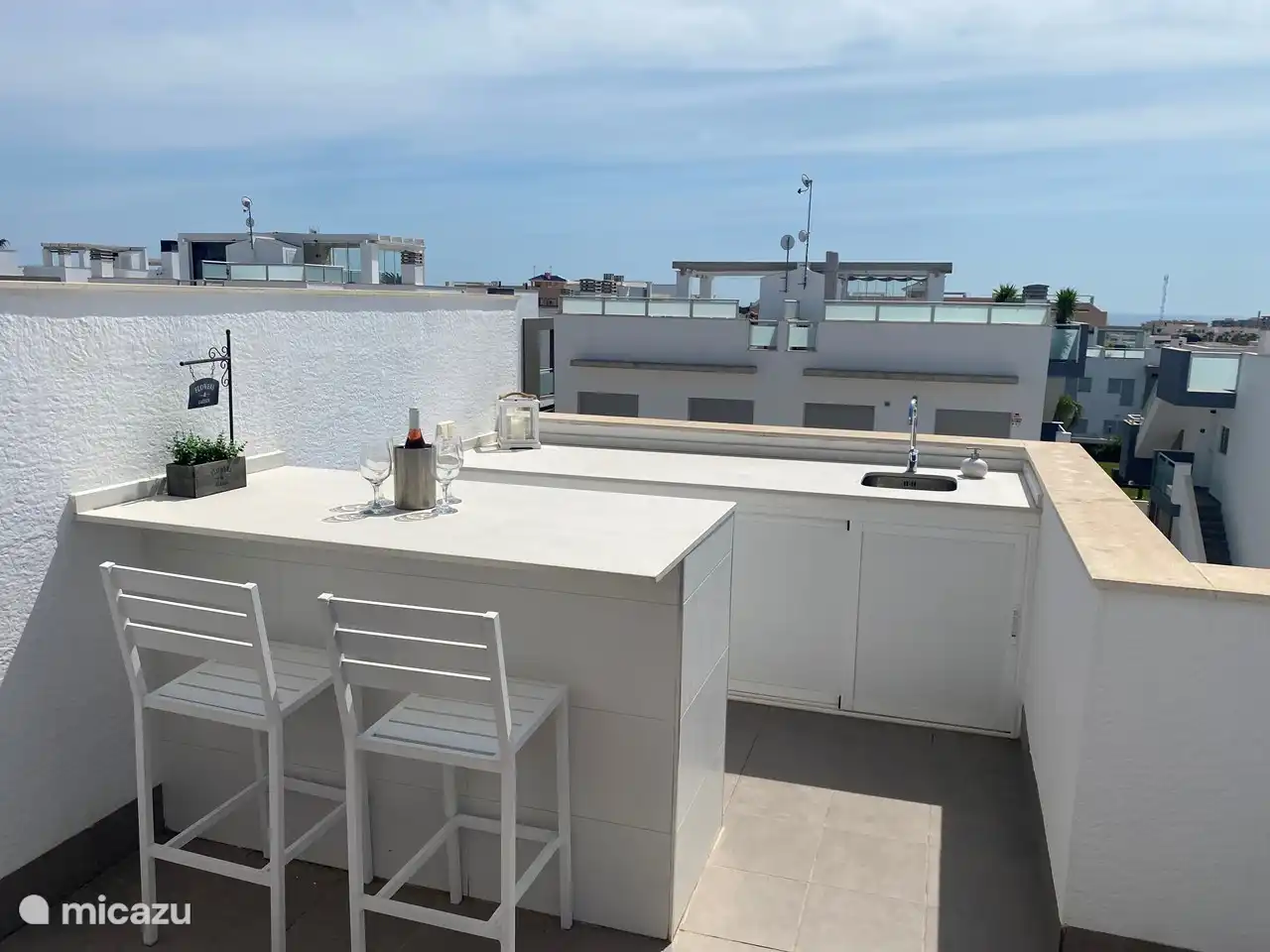 Bar met krukken op solarium