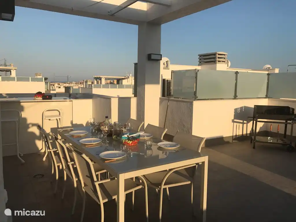 Dakterras met zee en zwembadzicht, BBQ, buitenkeuken, loungeset, buitendouche en sunbeds.