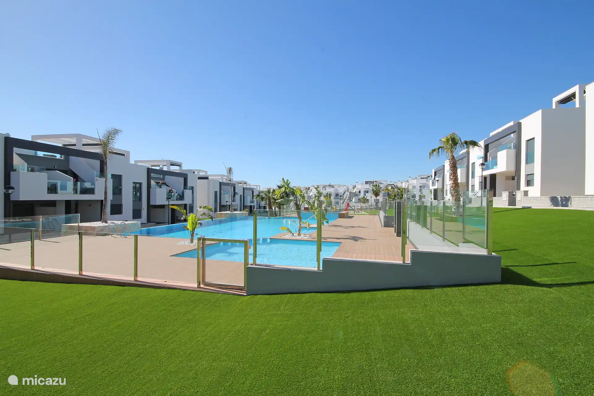 Zwembad met kinderbad