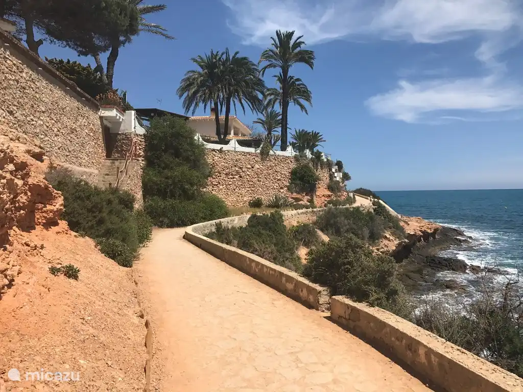 Vele gezellige baaitjes met kilometers lange wandelroutes langs de kust